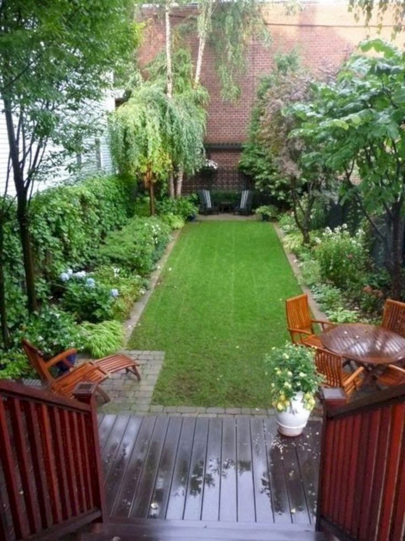 Очень красивый двор. Газон на 6 сотках. Озеленение двора. Ландшафт маленького двора. Озеленение дачного участка.