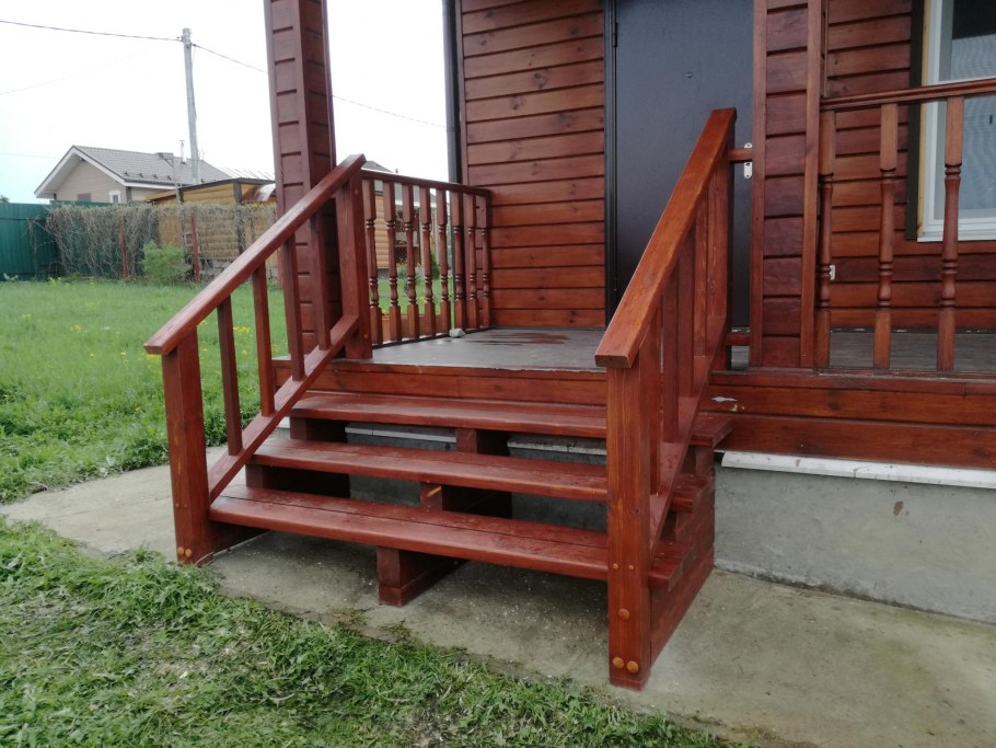 Деревянное крыльцо для частного дома