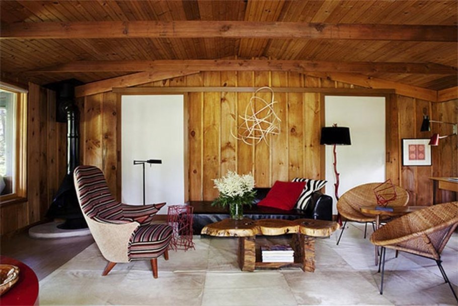 Необычная гостиная обшитая деревом