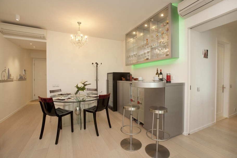 Кухня гостиная в светлых тонах