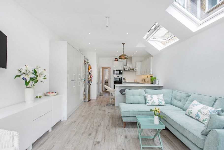 Интерьер студии в светлых тонах