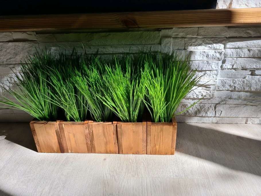 Искусственная трава в ящике для интерьера