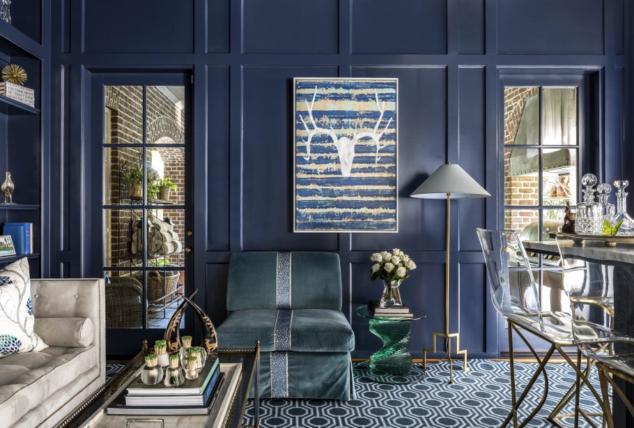 2021 Часы в синем интерьере