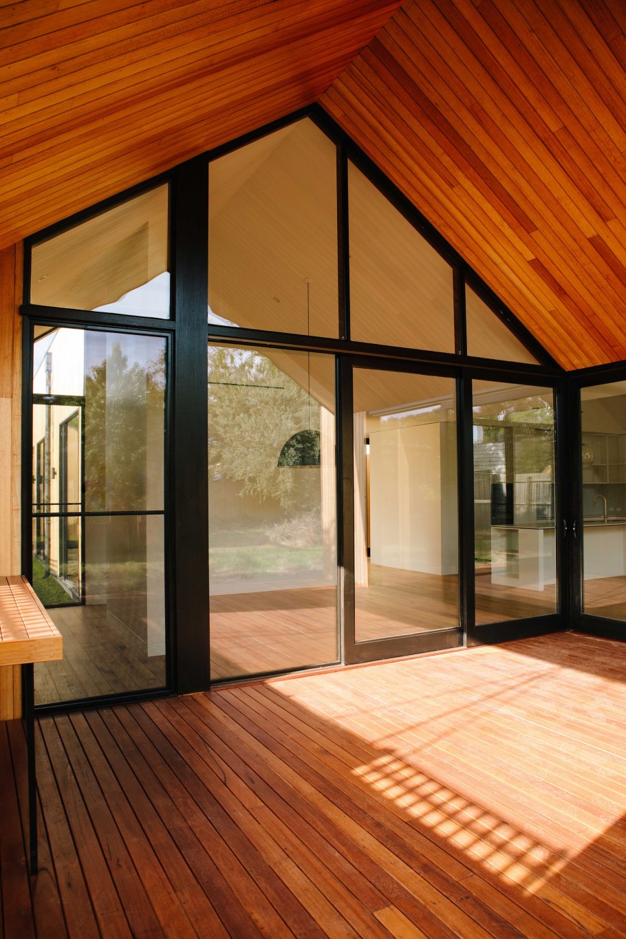 Планкен между окнами