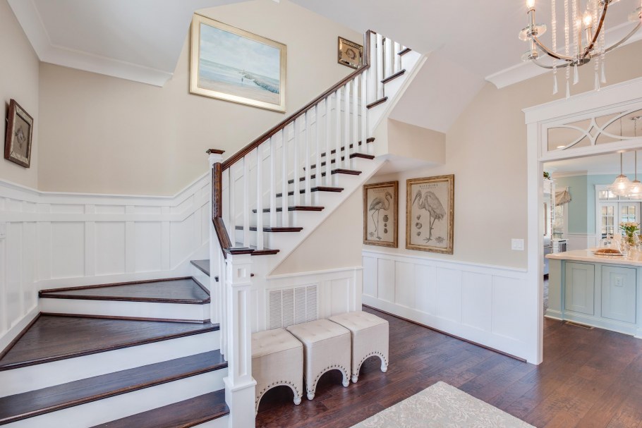 Деревянная лестница в американском стиле