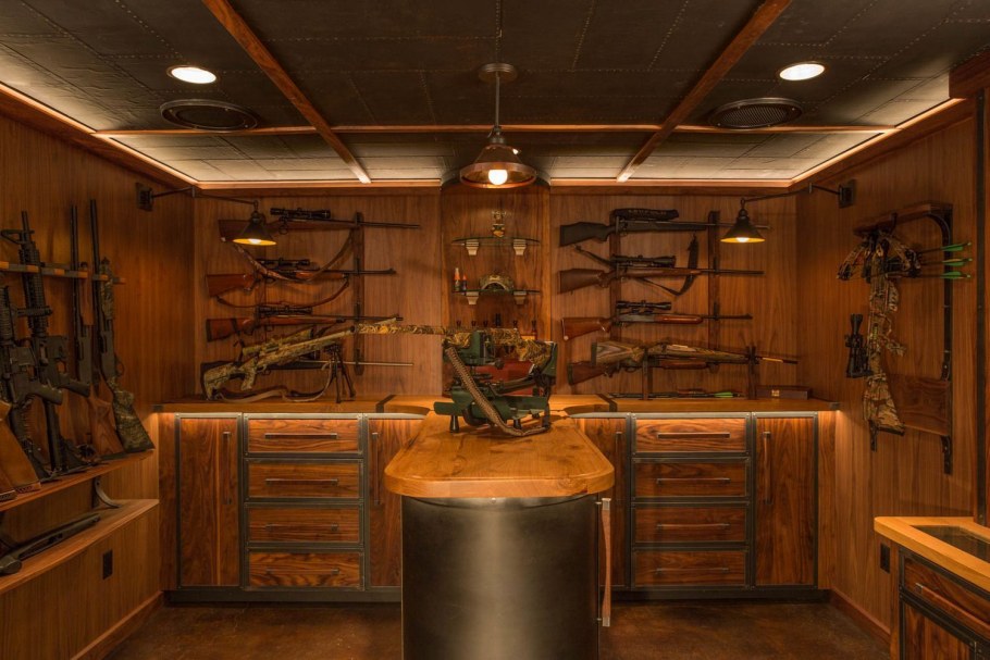 Оружейная комната в доме