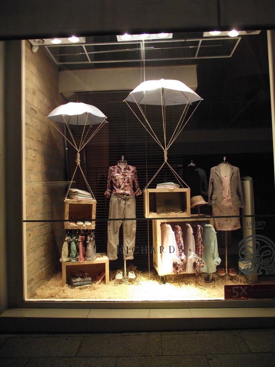 Витрина магазина одежды уличная