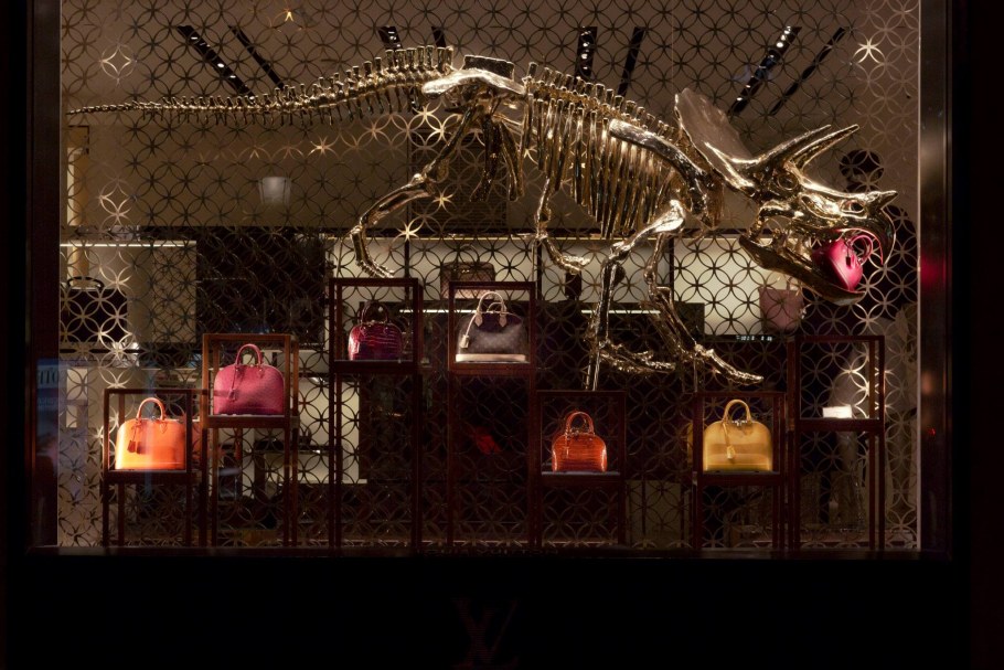 Луи Виттон витрина с динозаврами
