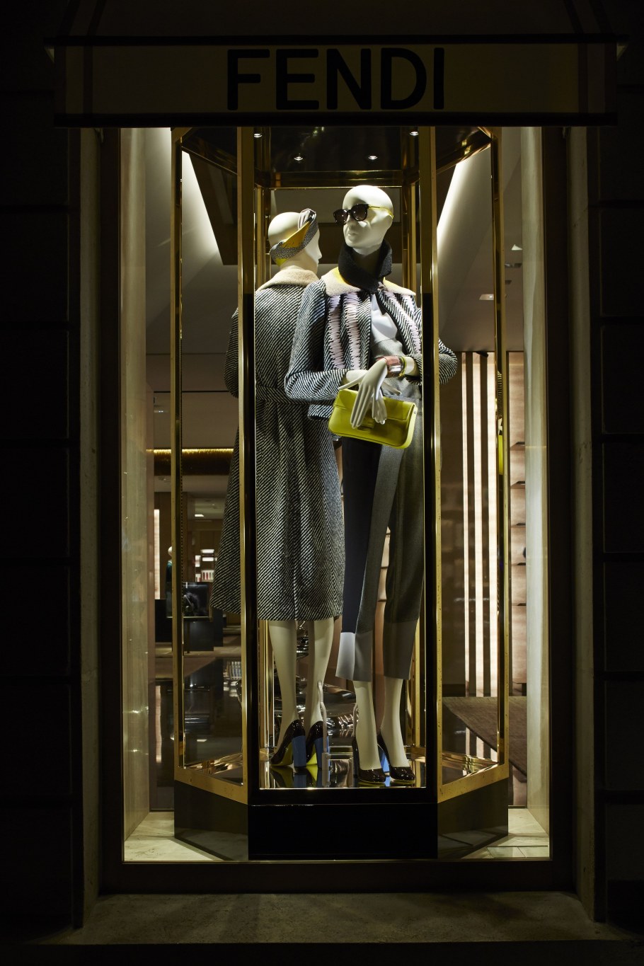 Оформление витрин Fendi