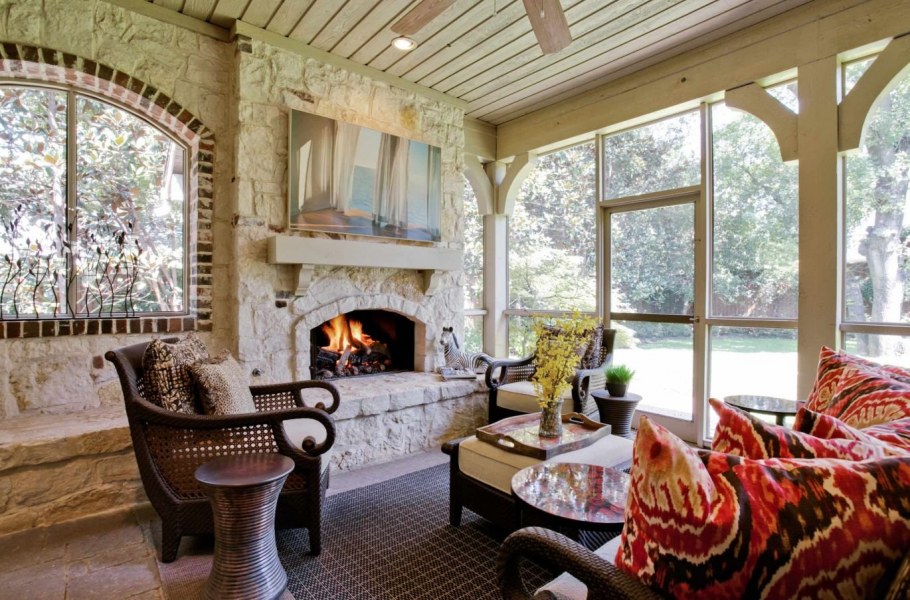 Зимняя веранда с камином