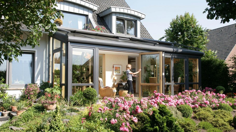 Небольшой дом с застекленной террасой