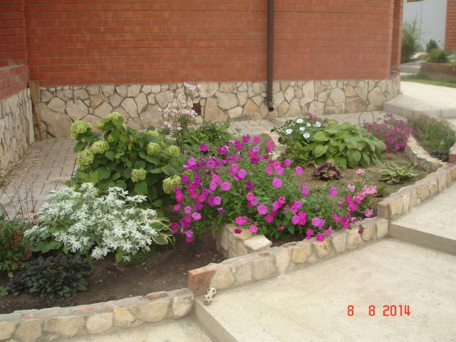 Многоярусная клумба из кирпича