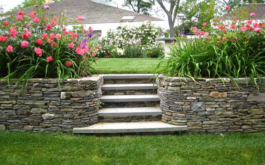 Рокарий с бархатцами