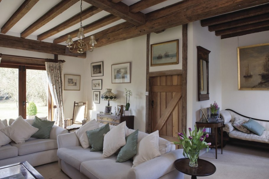 Гостиная Прованс с балками