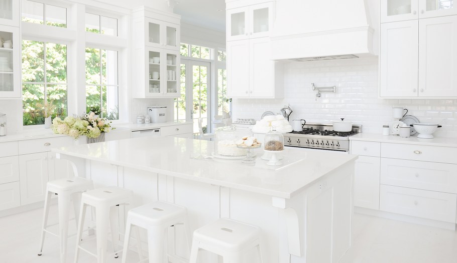 Интерьер зала в белых тонах