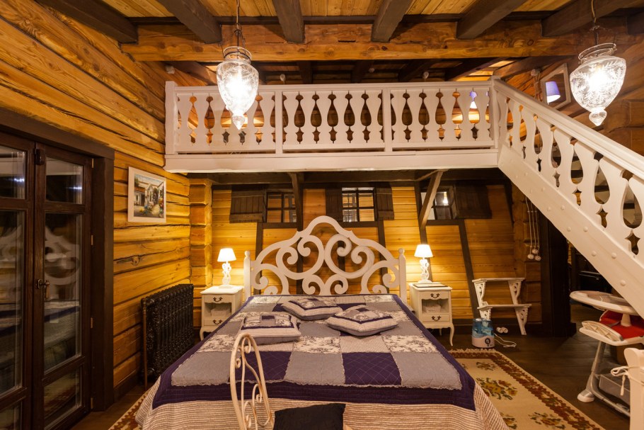 Лестница в стиле Шале в загородном доме
