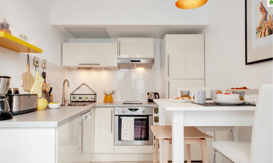 Угловая кухня с колонкой