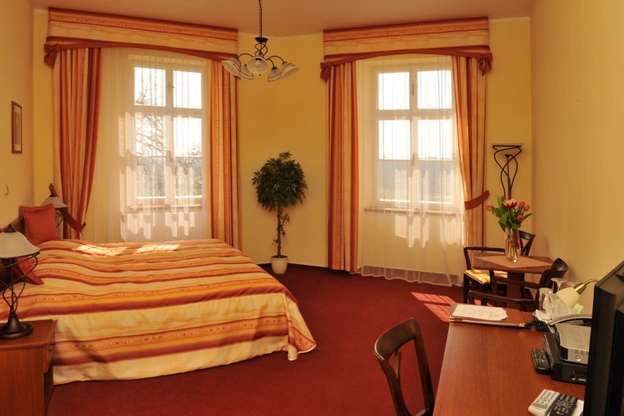 Шторы под желтые обои в спальню