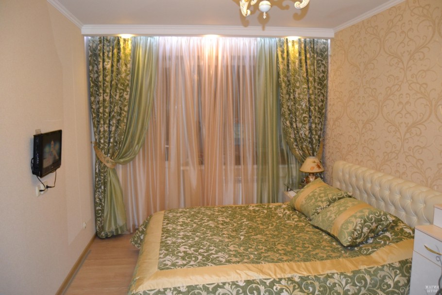 Шторы к розовым стенам