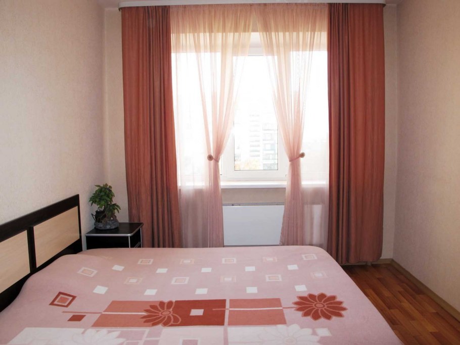 Шторы в спальню под персиковые обои