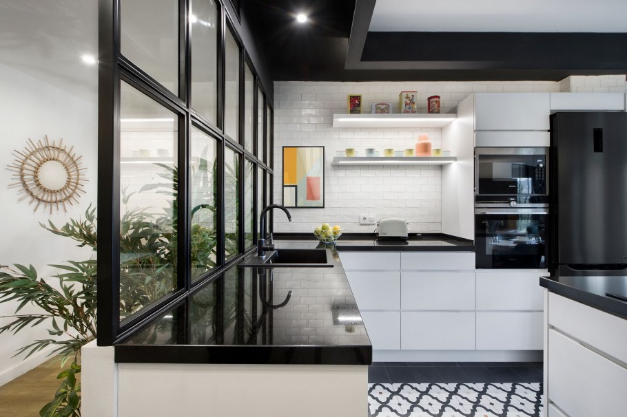 Кухня лофт с голубыми стенами