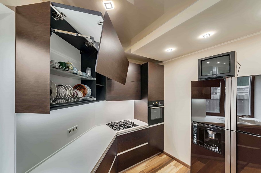 П-образная кухня с окном совмещенная с гостиной