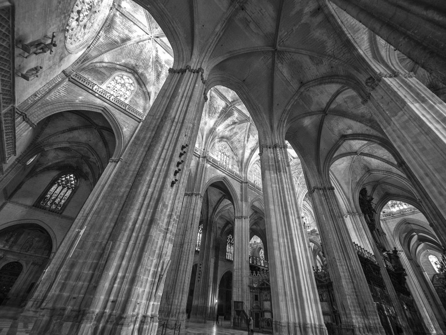 Готический собор интерьер полутьма