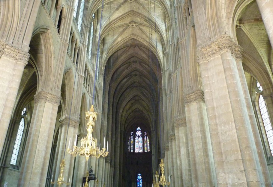 Колонны готического собора