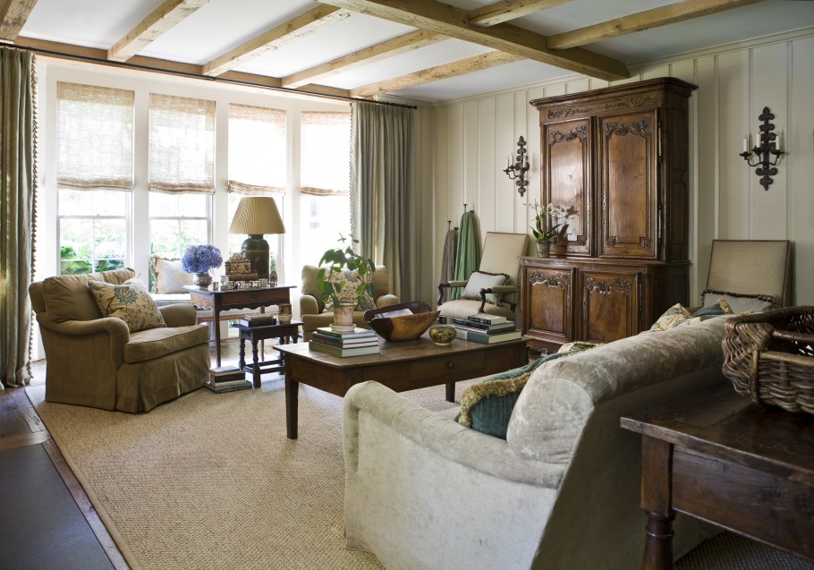 Диван и кресло в интерьере гостиной