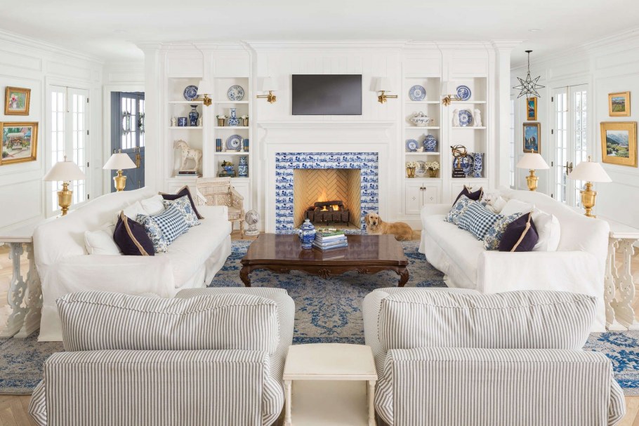 Хрустальная люстра в интерьере гостиной