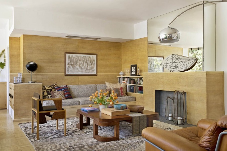 Счастливая семья в гостиной