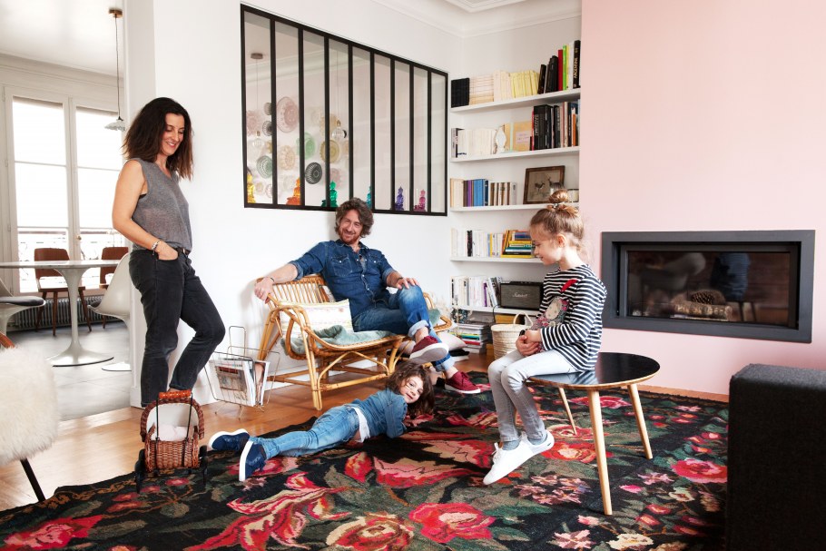 Гостиная с красным ковром