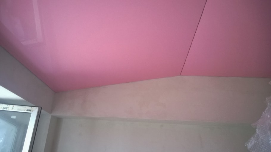 Розовый потолок