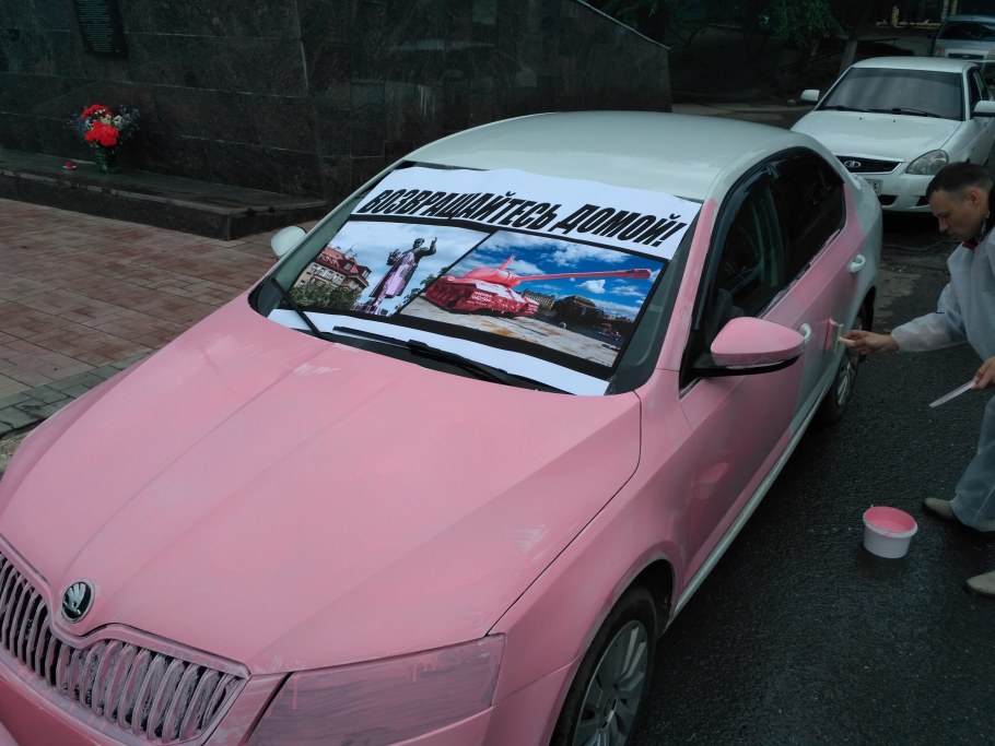 Розовый натяжной потолок