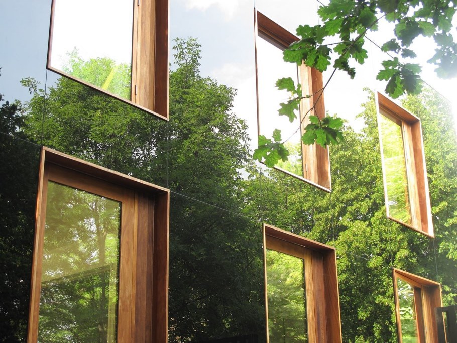 Отражение деревьев в окне