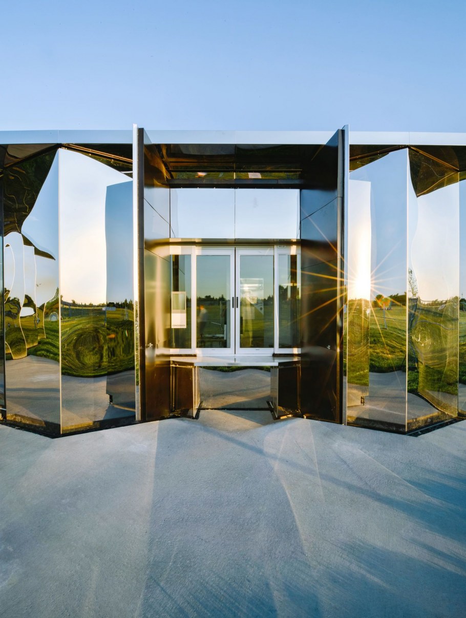 Зеркальный фасад здания