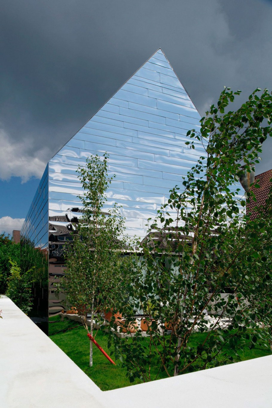 Зеркальный фасад дома