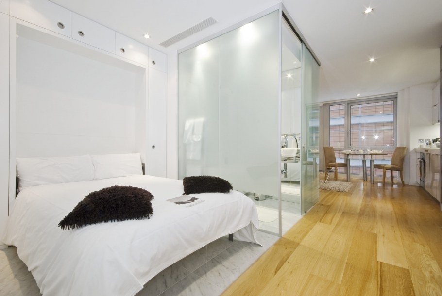 Стеклянная перегородка в квартире спальни