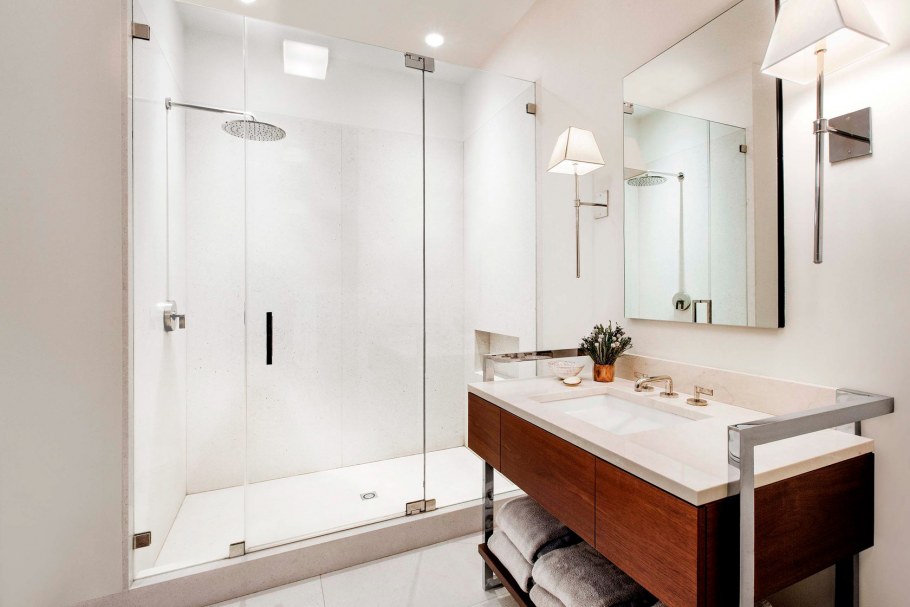 Ванная со стеклянными дверцами