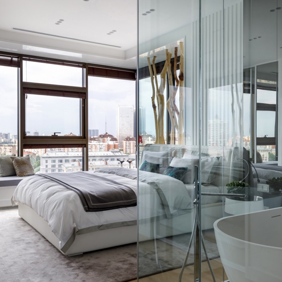 Стеклянная стена в спальне