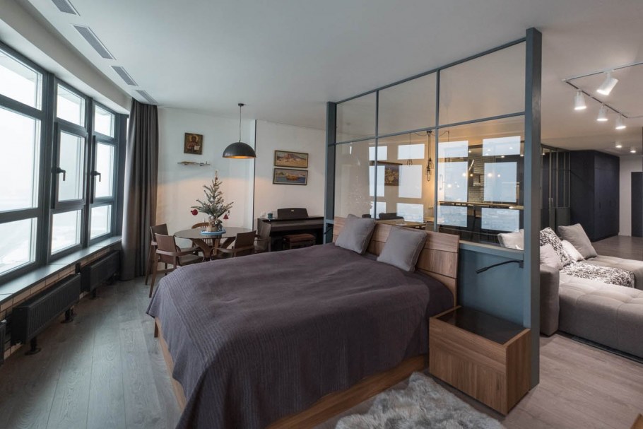 Стеклянная стена в спальне