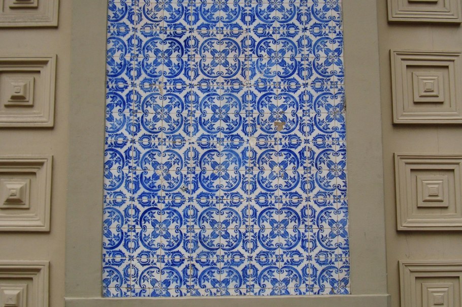 Изразцы в интерьере ванной