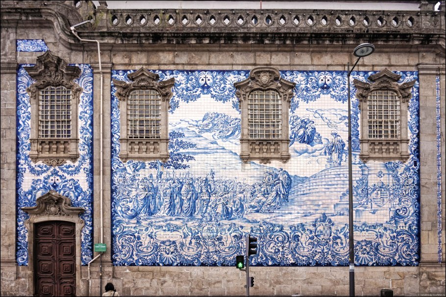 Шторы азулежу в интерьере кухни