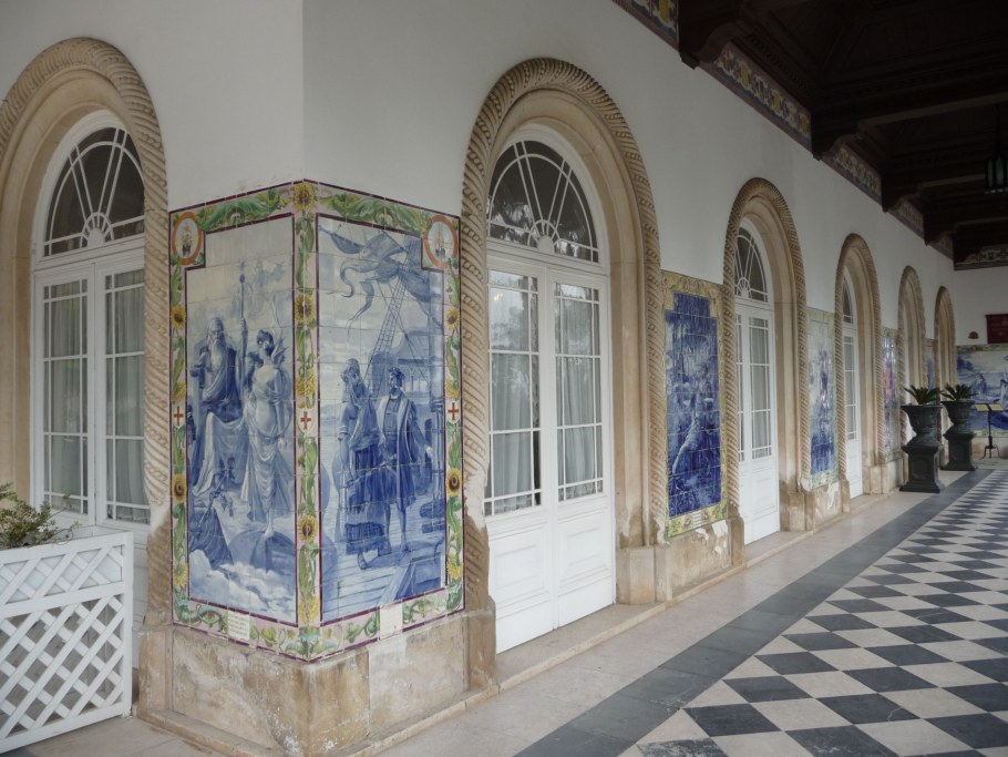 Изображение деревьев и ветвей в азулежу