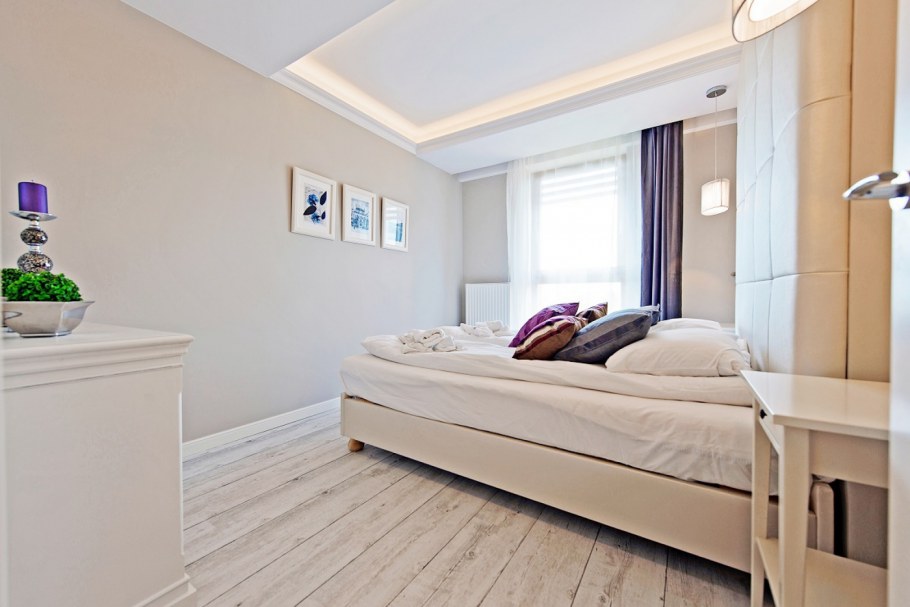 Спальня в коттедже светлые тона