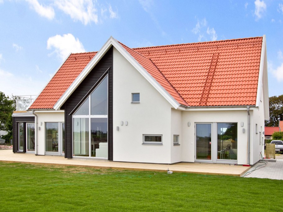 Дом с оранжевой крышей