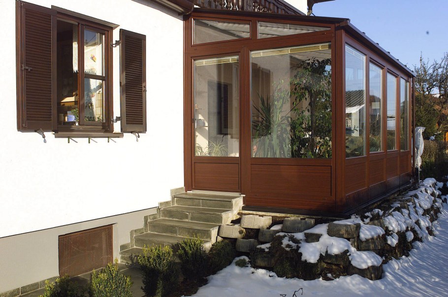 Дачный домик с верандой и крыльцом