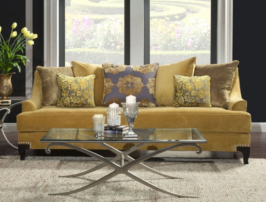 Диван золотого цвета