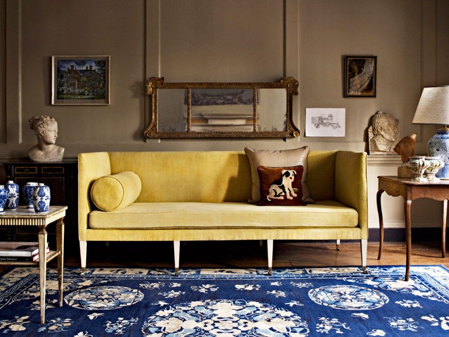 Диван горчичного цвета в интерьере