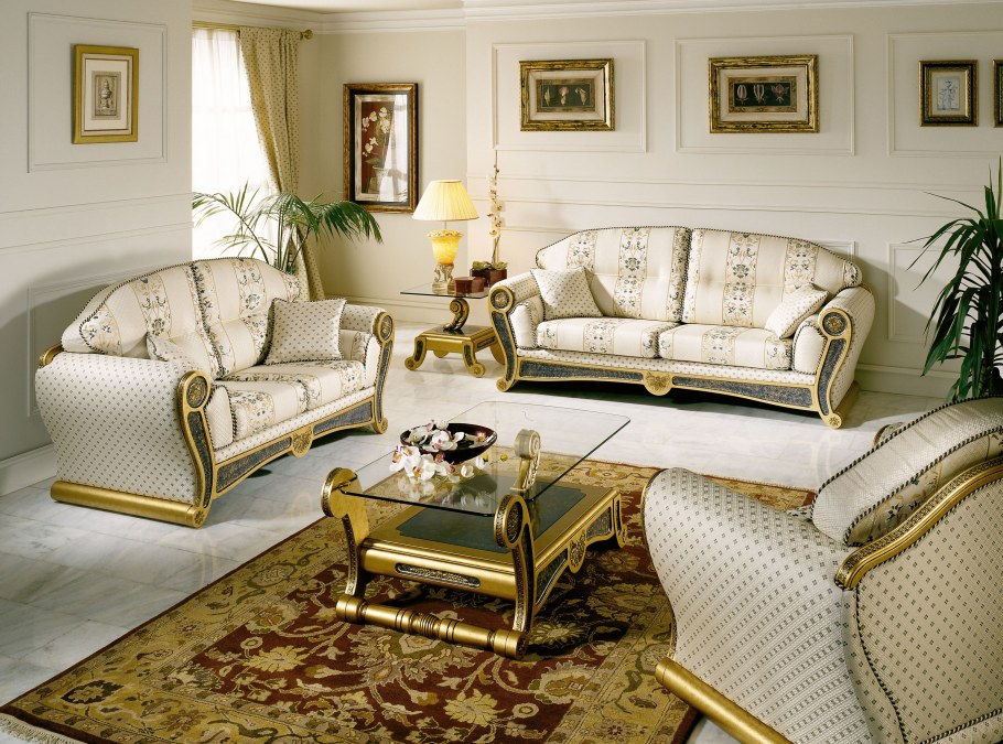 Диван в золотом цвете